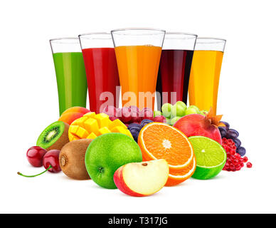 Concept de jus de fruits, des verres de jus de fruits et des tas de fruits et de baies isolées sur fond blanc, la collecte des produits frais et des boissons saines Banque D'Images