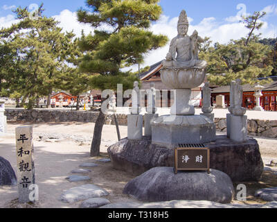 Une statue de la bodhisattva Kannon sur l'île de Miyajima à Hiroshima, au Japon. Banque D'Images