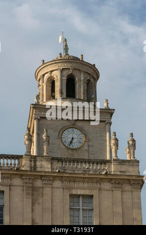 Détails de l'élévation du style classique façade de l'hôtel de ville, Place de la République, à Arles dans le sud de la France Banque D'Images