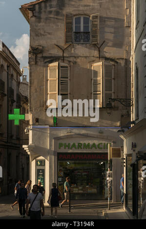 La lumière du soleil du soir jette de grandes ombres à travers les petites rues de la Place de la République à Arles dans le sud de la France Banque D'Images