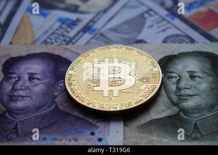 Pièce d'or de Bitcoin sur le yuan chinois et le dollar américain. Close up. Banque D'Images