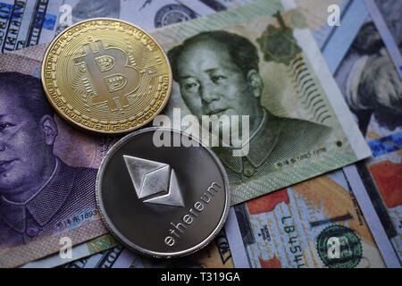 La CTB et Bitcoin Ethereum ETH Pièces le yuan chinois et le dollar américain. Close-up. Banque D'Images