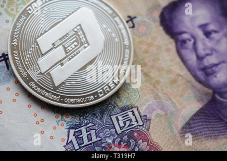 Dash d'argent pièce sur Yuan chinois billet de banque. Close-up. Banque D'Images