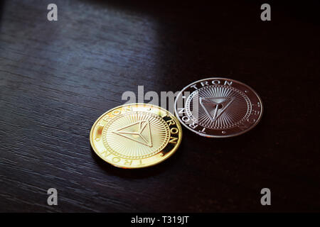 Tron TRX pièces sur fond de bois. L'argent numérique. Banque D'Images
