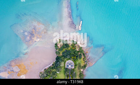 Vue aérienne de la pointe de l'île sur une journée nuageuse et calme en musique point, Auckland, Nouvelle-Zélande Banque D'Images