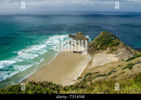 Vue à partir de la côte du cap Reinga avec ciel bleu et les nuages blancs au-dessus, Northland, Nouvelle-Zélande. Banque D'Images