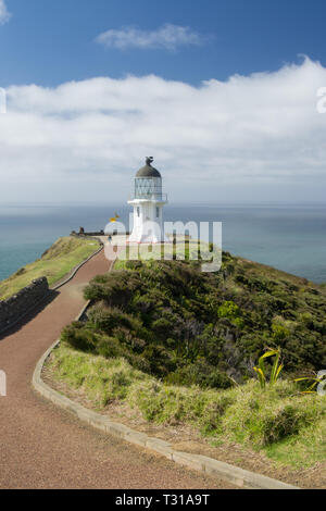 Vue à partir de la côte du cap Reinga avec ciel bleu et les nuages blancs au-dessus, Northland, Nouvelle-Zélande. Banque D'Images