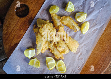 Close up of beer batter le poisson avec du citron platter Banque D'Images