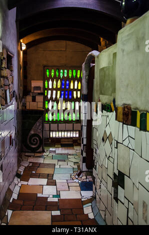 Architecture d'intérieur de belle mosaïque Hundertwasser Toilettes dans Kawakawa, Northland, Nouvelle-Zélande, île du Nord. Banque D'Images