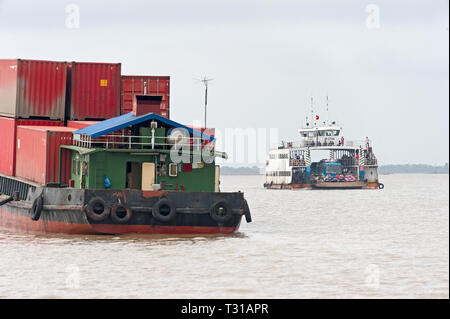 Transport de conteneurs dans Ha Long Bay à Cat Ba Vietnam Banque D'Images