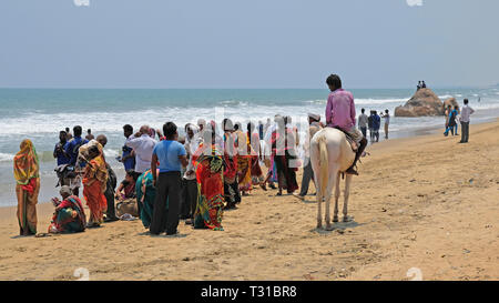 Mahabalipuram, Inde - 20 mars 2018 : un groupe de vacanciers profiter de la jolie vue de la baie du Bengale, sur la côte de Coromandel, Tamil Nadu Banque D'Images