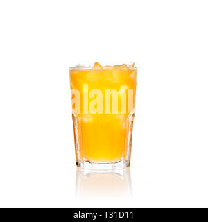 Le jus d'Orange, un tournevis ou Harvey Wallbanger cocktail isolé sur fond blanc Banque D'Images