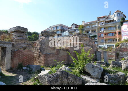 Thermes romains, Varna, Bulgarie. Plus grand bains romains en Bulgarie et 4 en Europe. Appartements moderne contraste derrière l'ancien et le nouveau. Banque D'Images