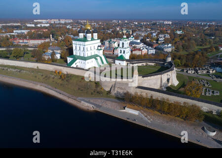 Cathédrale de La Trinité sur l'arrière-plan de la ville dans la soirée d'octobre (Photographie aérienne). Kremlin de Pskov, Russie Banque D'Images