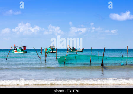 Des bateaux de pêche vietnamiens traditionnels ancrés au large de la côte de Bai Dai Tay Beach sur l'île de Phu Quoc dans le golfe de Thaïlande, Vietnam, Asie Banque D'Images