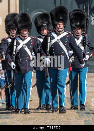 Les troupes de la famille royale danoise des maîtres nageurs dans leur uniforme bleu de cérémonie sur le défilé au Palais d'Amalienborg, lors de la relève de la garde. Banque D'Images