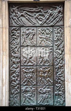 La porte de bronze ornée de l'Laeseskolen, ou la lecture de l'école, à Copenhague. C'est une école pour élèves de ballet du Théâtre Royal à Kongens Nytorv. Banque D'Images