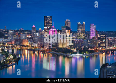 Photo du centre-ville de Pittsburgh à l'heure bleue Banque D'Images