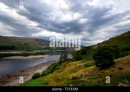 Sombres nuages sur réservoir de Haweswater Banque D'Images