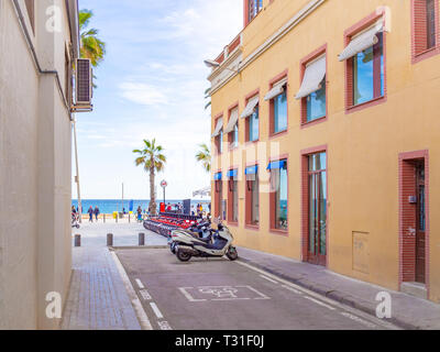Barcelone, Espagne-14 mars 2019 : rue typique de la Barceloneta neighborhood Banque D'Images