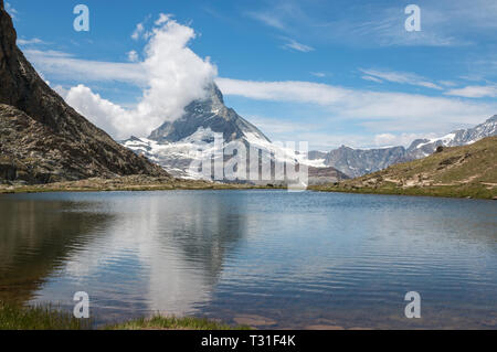 Gros plan sur le lac Riffelsee et le Mont Cervin, scènes dans le parc national de Zermatt, Suisse, Europe. Paysage d'été, soleil météo, de façon spectaculaire Banque D'Images