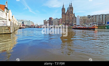 Vue sur la ville avec l'église Nicolaas Amsterdam aux Pays-Bas Banque D'Images