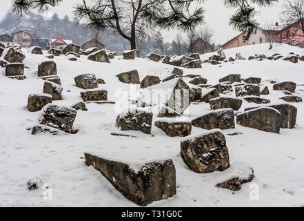 L'OId endommagé Cimetière juif au cours de siège de Sarajevo par les Serbes. Le deuxième plus grand cimetière juif d'Europe après le Vieux cimetière juif de Prague Banque D'Images