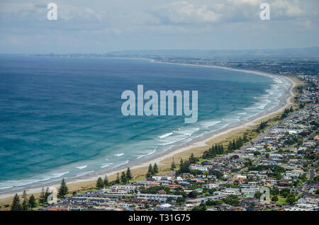 Vue sur la côte depuis le sommet du mont Manganui avec ciel bleu au-dessus, Tauranga, île du Nord, en Nouvelle-Zélande. Banque D'Images