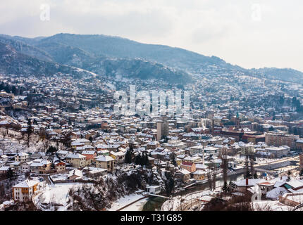 Vue depuis le point haut à Sarajevo dans la brume. La Bosnie-et-Herzégovine Banque D'Images