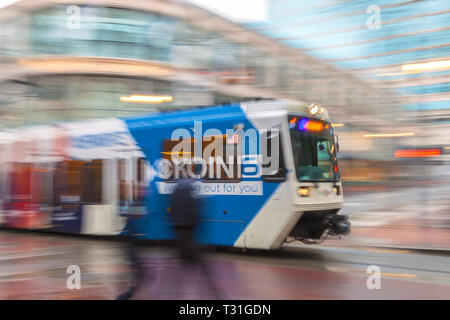 Le panoramique de l'appareil photo au MAX former dans le centre-ville de Portland, Oregon, United States. Banque D'Images