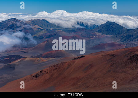 Les nuages sont à la dérive sur la jante de la volcan Haleakala Crater Banque D'Images