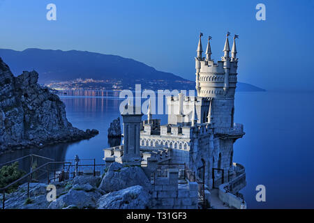 = Fairytale avaler le nid du château et de la baie de Yalta dans Twilight  = une belle vue de haut de falaise de Aurora Ai-Todor Cape à Haspra sur le style néo-gothique Banque D'Images