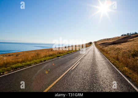 Un après-midi d'été ensoleillé sur le bétail Point Road, San Juan Island, Washington, USA. Banque D'Images