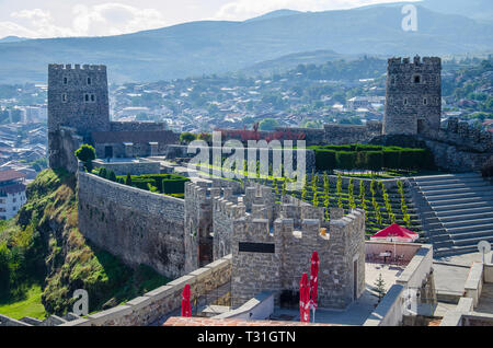 Château Forteresse Rabati à Akhaltsikhe ville du sud de la Géorgie avec ciel bleu au-dessus. Banque D'Images