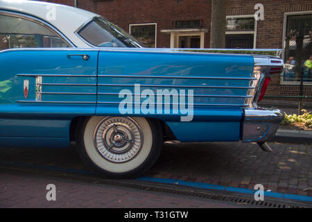 MEDEMBLIK, les Pays-Bas - JUILLET 27,2014 : vue latérale d'une voiture 1958 Oldsmobile quatre-vingt-huit sur un oldtimer show Banque D'Images