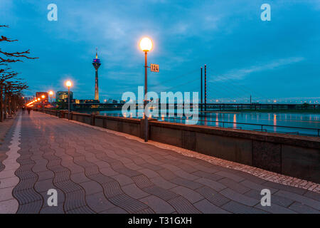 Promenade au bord du Rhin à Düsseldorf, Allemagne. Banque D'Images