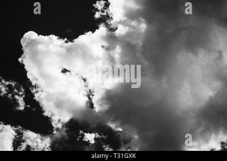 La formation de nuages à fort contraste en noir et blanc Banque D'Images