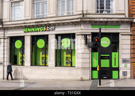 Une succursale de Jennings Bet bookmakers de l'ancien locaux fermés de la Lloyds sur Bromley Place du marché, dans le sud de Londres. Banque D'Images