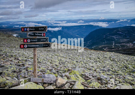 Vue de l'Gaustatopen avec trekking direction au premier plan. Banque D'Images