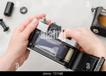 Chargement en mains film retro camera NIKON. Banque D'Images