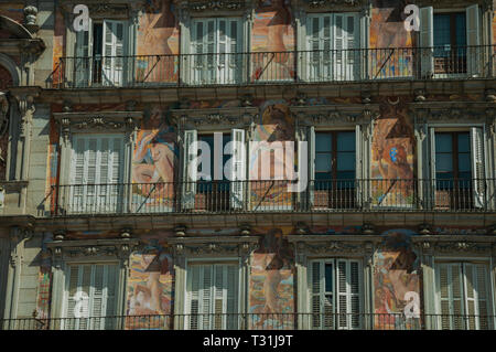 Casa de la panaderia (boulangerie) bâtiment, plein de fenêtres sur la Plaza Mayor à Madrid. Capitale de l'Espagne avec dynamisme et vie culturelle intense. Banque D'Images