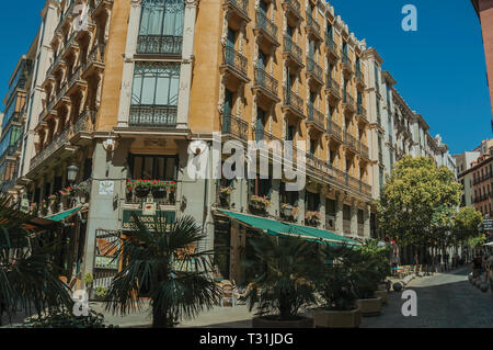 Charmant immeuble ancien à eatery et personnes marchant sur une rue calme à Madrid. Capitale de l'Espagne avec dynamisme et vie culturelle intense. Banque D'Images