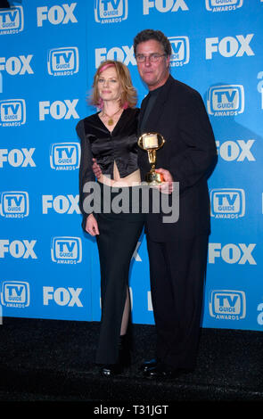 LOS ANGELES, CA. Le 24 février 2001 : C.S.I. MARG HELGENBERGER stars & WILLIAM L. PETERSEN à la 3e TV Guide Awards à Los Angeles. © Paul Smith/Featureflash Banque D'Images