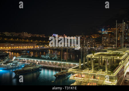 Principauté de Monaco vue panoramique dans la nuit avec du nouveau bâtiment le Yacht Club de Monaco Banque D'Images