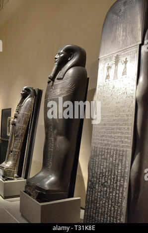Turin, Piémont, Italie. Mars 2019. Au musée Égyptien, exposition de sarcophages. Banque D'Images