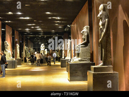 Turin, Piémont, Italie. Mars 2019. Au musée Égyptien, le grand prix dédié aux statues. L'examen des touristes de l'exposition. Banque D'Images
