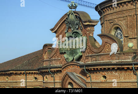 Turin, Piémont, Italie. Mars 2019. De l'intérieur du musée égyptien, vous avez un point de vue privilégié sur le centre historique : la piazza Carignano Banque D'Images