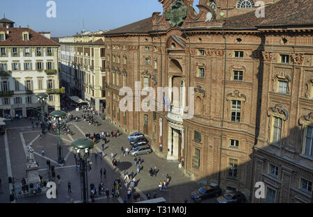 Turin, Piémont, Italie. Mars 2019. De l'intérieur du musée égyptien, vous avez un point de vue privilégié sur le centre historique : la piazza Carignano Banque D'Images