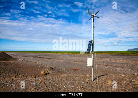 Station météo avec anémomètre à hélice girouette alimenté par panneau solaire à la côte sud de l'Islande, Scandinavie Banque D'Images