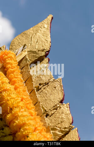 des finales dorées sur le toit d'un temple bouddhiste à patong, phuket, thaïlande, asie. Banque D'Images